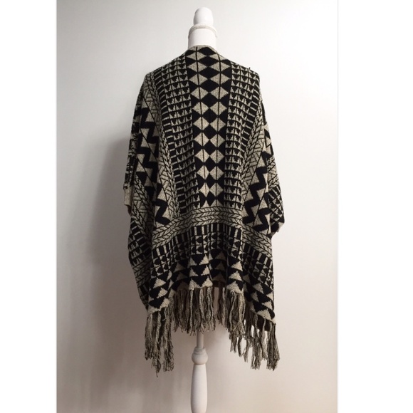 NWT Max Sport Geometric Knit Poncho Cape Fringe Open Front S/M Black Beige $250 - Picture 5 of 12
